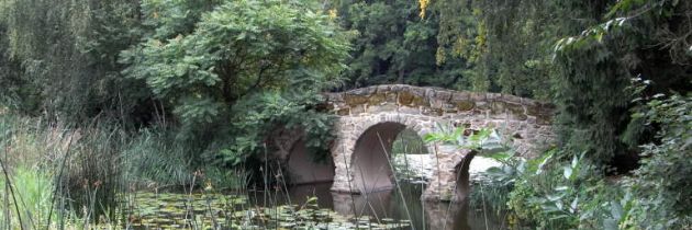 Steinbrücke über Wasser